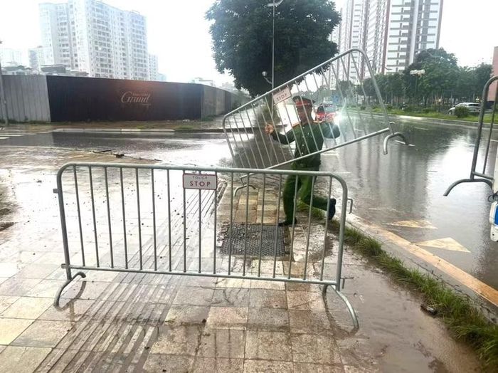 Những hành động nhỏ nhưng mang ý nghĩa lớn lao của các chiến sỹ Công an phường Bồ Đề trong những ngày mưa gió