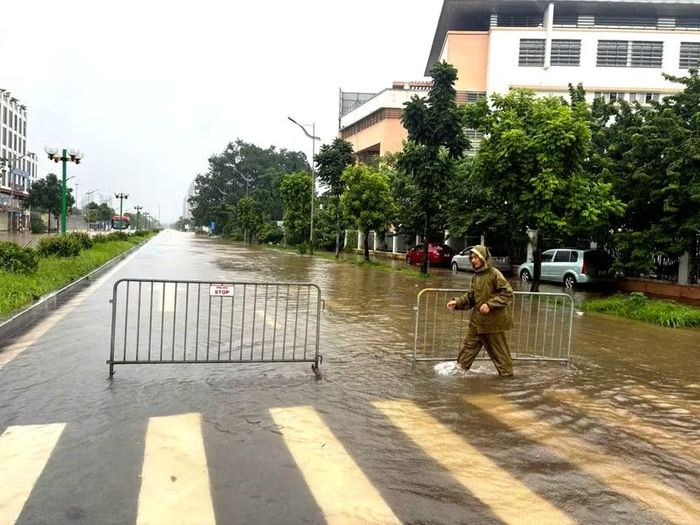 Công an phường Bồ Đề chốt trực từ sớm tại các điểm ngập úng trên địa bàn