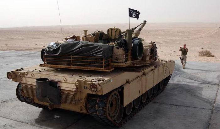 Một cuộc cách mạng khác nằm trong tháp pháo. Hệ thống điều khiển hỏa lực của Abrams kết hợp máy tính đạn đạo, thiết bị đo xa laser, hệ thống ổn định và các cảm biến cần thiết để tính toán phần tử bắn.