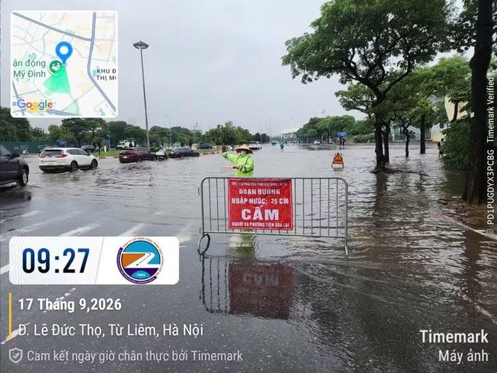 Nhiều tuyến phố trên địa bàn Hà Nội vẫn ngập, phương tiện di chuyển khó khăn
