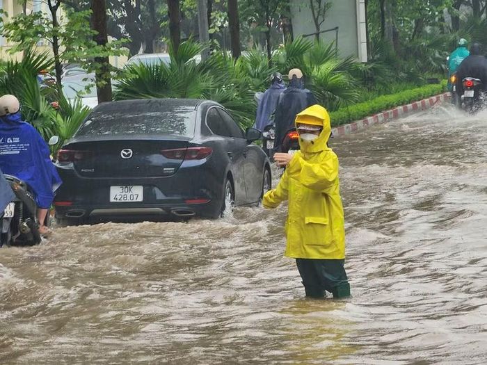 Hà Nội đã huy động khoảng 2.500 nhân viên ứng trực, hỗ trợ tiêu thoát nước