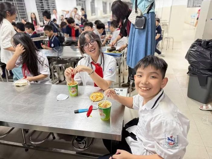 Nhiều trường học Hà Nội đã từng bố trí cho học sinh ăn nghỉ tại trường t do mưa lớn gây ngập sâu nhiều đường phố Hà Nội ngày 30/9/2025.