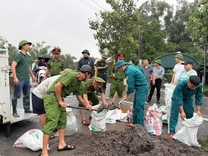 Công an xã phối hợp các lực lượng tham gia hỗ trợ vận chuyển vật tư, gia cố hỗ trợ nhân dân phòng, chống úng ngập
