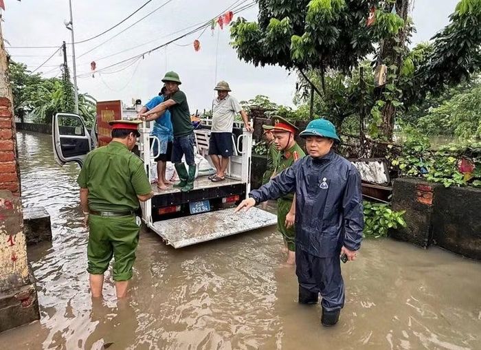 Đồng chí Bùi Đình Thái, Chủ tịch UBND xã Tam Hưng chỉ đạo công tác ứng phó tại thôn Thạch Đan
