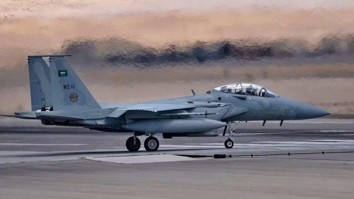 Tiêm kích F-15SA là phiên bản sửa đổi từ F-15SE Silent Eagle để xuất khẩu cho Saudi Arabia, nó mang trong mình nhiều công nghệ của tiêm kích thế hệ 5 như radar mảng pha quét chủ động, khoang vũ khí trong thân hay phủ lớp sơn tàng hình...