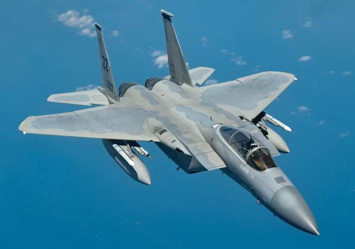 Tiêm kích F-15SA được lắp đặt những thiết bị điện tử hàng không rất hiện đại, trong đó đáng kể nhất là radar mảng pha quét điện tử chủ động (AESA) loại AN/APG-82.