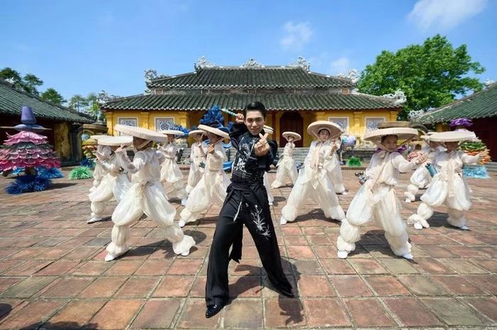 Mono đưa không gian kiến trúc cung đình Huế vào MV “Công tử văn thơ”