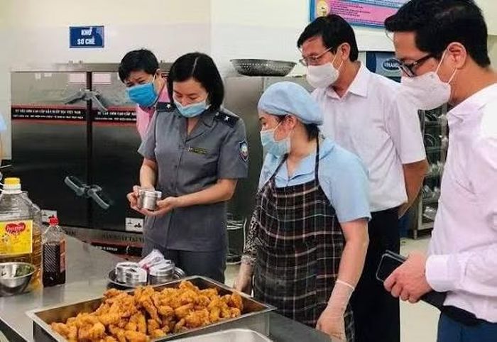 Hoạt động thanh tra, kiểm tra, hậu kiểm được thực hiện đối với cơ sở sản xuất, kinh doanh, nhập khẩu, quảng cáo thực phẩm, bếp ăn tập thể và đơn vị cung cấp suất ăn (Ảnh: Chinhphu.vn)