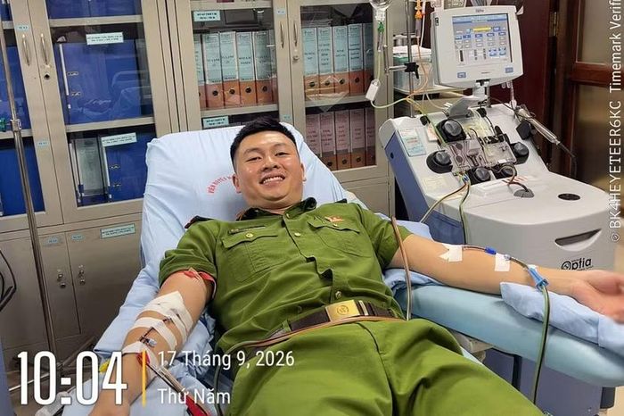Thiếu úy Nguyễn Tiến Long, cán bộ Công an phường Thanh Liệt hiến máu giúp đồng đội sáng 17-9