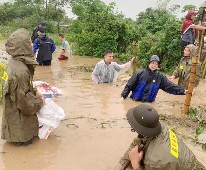 Không kể ngày hay đêm, không ngại mưa gió, mỗi cán bộ, chiến sĩ luôn sẵn sàng có mặt khi nhân dân cần