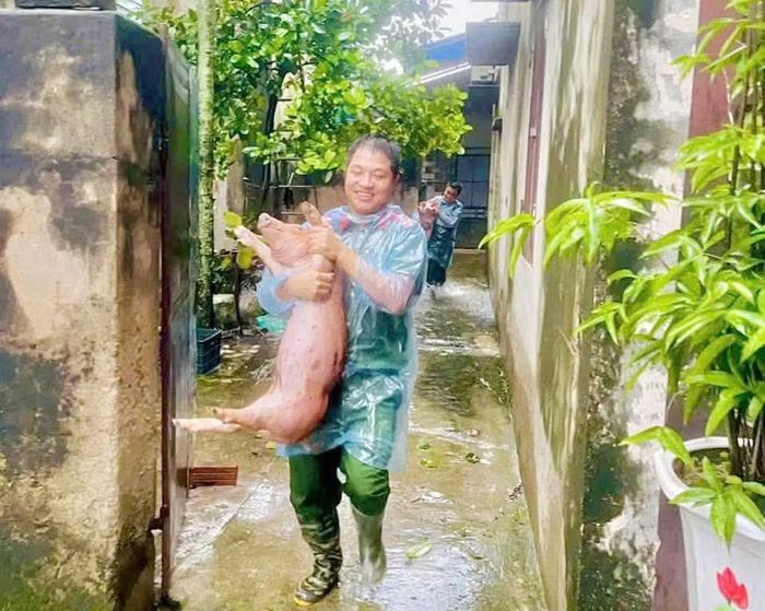 Niềm vui của người chiến sỹ khi hỗ trợ nhân dân trong bão lũ
