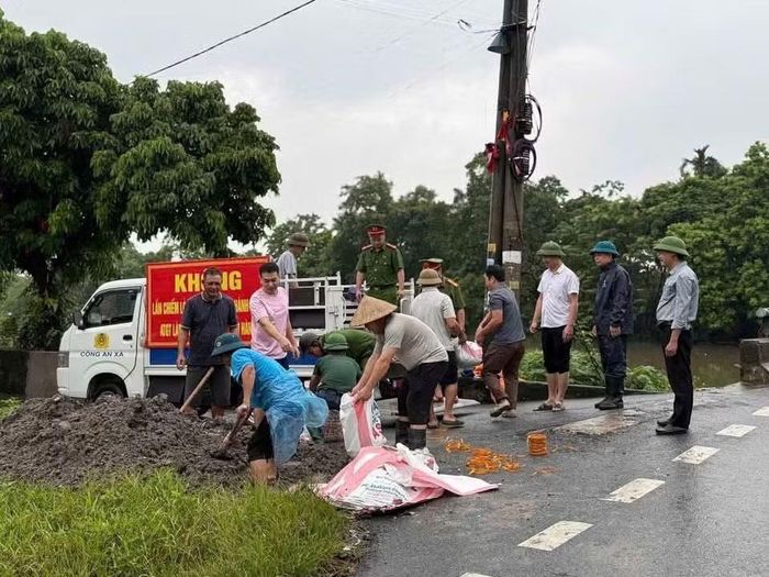 Công an xã cùng nhân dân gia cố thân đê