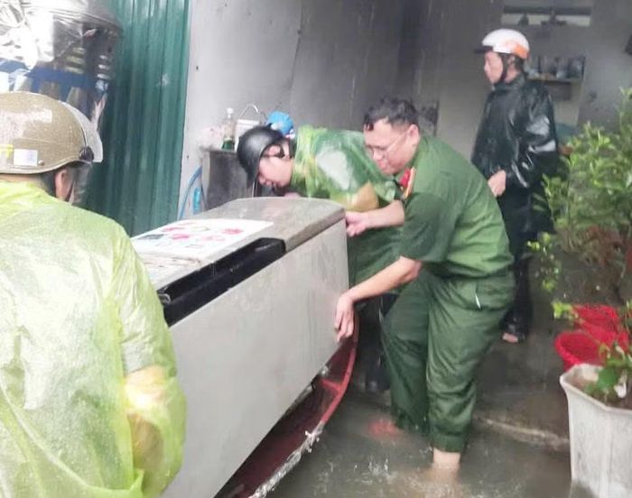 Công an xã Quảng Bị hỗ trợ nhân dân di chuyển tài sản