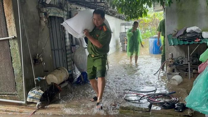 Lực lượng Công an hỗ trợ người dân di dời tài sản, vật nuôi đến nơi an toàn, nhất là tại những khu vực nước dâng nhanh, có nguy cơ ảnh hưởng đến đời sống và sản xuất