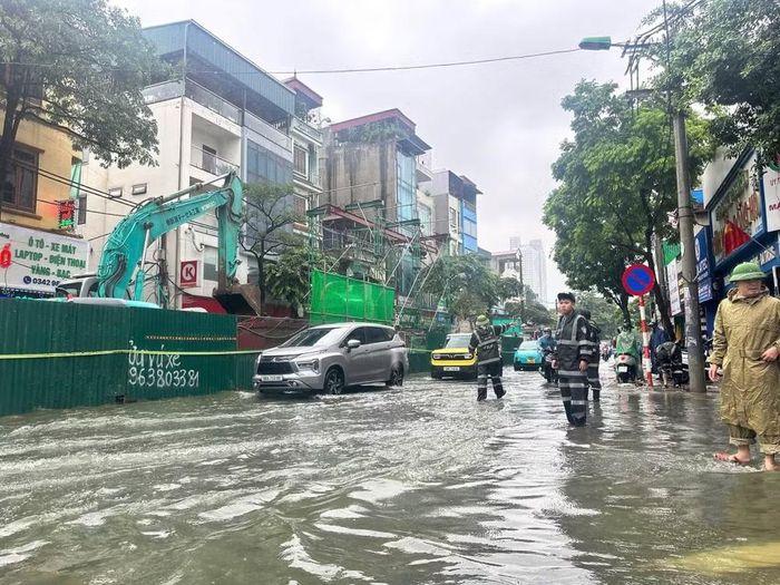 Lực lượng Cảnh sát Cơ động tổ chức lực lượng hỗ trợ phân luồng tránh ùn tắc giao thông