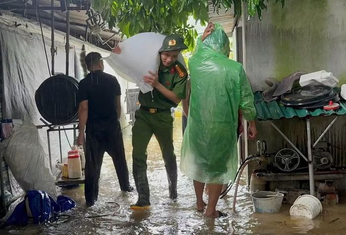 Lực lượng Công an hỗ trợ người dân di dời tài sản, vật nuôi đến nơi an toàn, nhất là tại những khu vực nước dâng nhanh, có nguy cơ ảnh hưởng đến đời sống và sản xuất