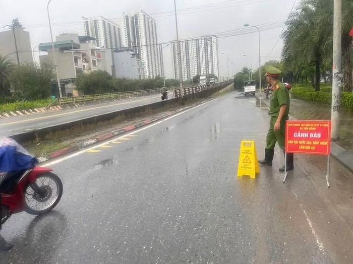 Công an xã Sơn Đồng trực tại điểm cảnh báo nước ngập