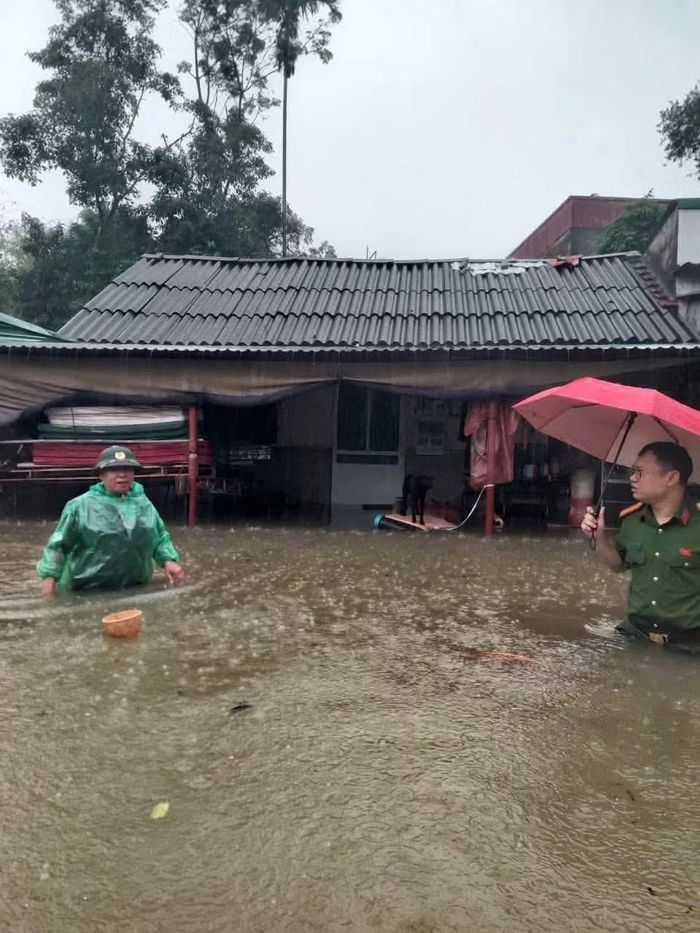 Lực lượng Công an cơ sở bám địa bàn nắm tình hình mưa lũ