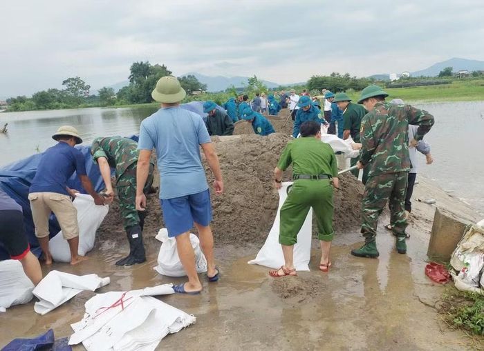 Lực lượng công an phối hợp với các lực lượng chức năng và nhân dân thực hiện các biện pháp phòng, chống úng ngập