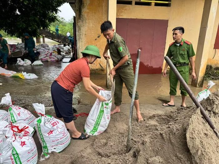 Các lực lượng tập trung gia cố những vị trí có nguy cơ bị ảnh hưởng, đồng thời chủ động khơi thông dòng chảy, bảo đảm hệ thống tiêu thoát nước hoạt động hiệu quả.