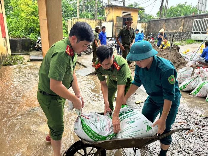 Tại khu vực Trạm bơm Thủy Đức, xã Tây Phương, cán bộ, chiến sĩ Công an xã cùng lực lượng chức năng và chính quyền địa phương đã nhanh chóng có mặt, tổ chức kiểm tra thực địa, nắm tình hình và triển khai các biện pháp ứng phó.