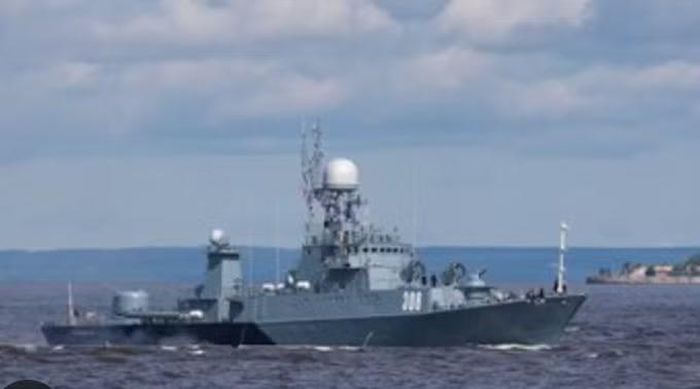 Trước đó, chuyên gia hải quân H. I. Sutton ghi nhận nhiều tàu Nga tại quân cảng Kronstadt được sơn phần mũi và đuôi màu đen, kết hợp sọc gây rối thị giác và họa tiết bàn cờ.
