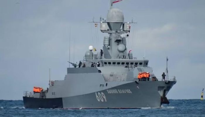 Nga từng áp dụng biện pháp tương tự với máy bay quân sự. Cuối năm 2023, nhiều máy bay tại các căn cứ không quân Nga được phủ lốp xe nhằm hạn chế thiệt hại do vụ nổ và gây nhiễu các hệ thống nhận dạng hình ảnh trên tên lửa hoặc UAV.