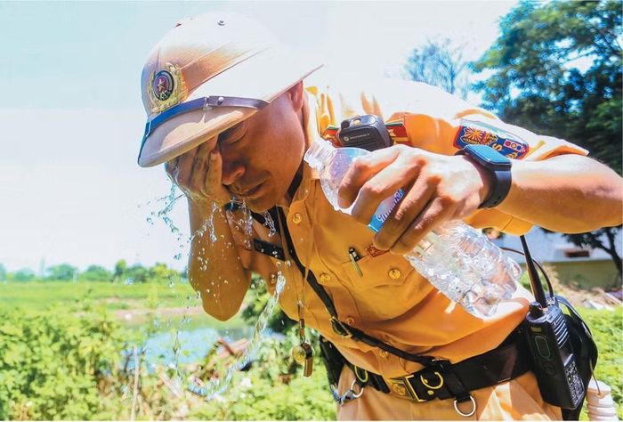 Một chiến sĩ tranh thủ rửa mặt để giải nhiệt trước nắng nóng khắc nghiệt để tiếp tục công việc