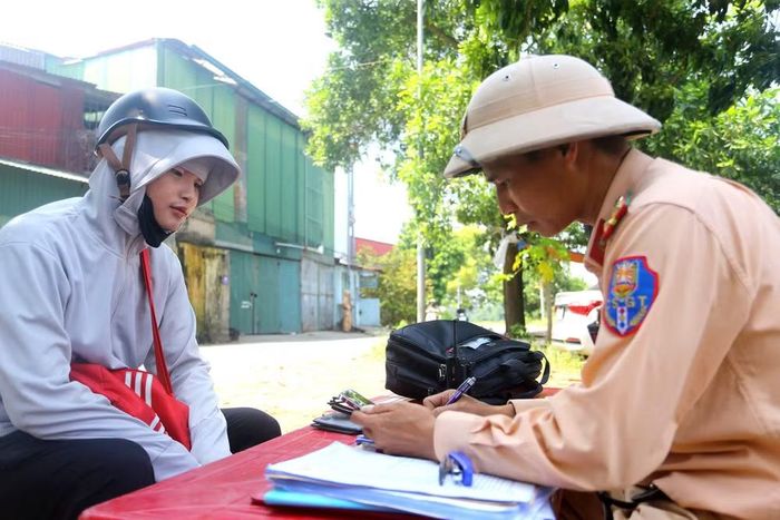 Tiến hành lập biên bản vi phạm hành chính đối với người điều khiển phương tiện vi phạm