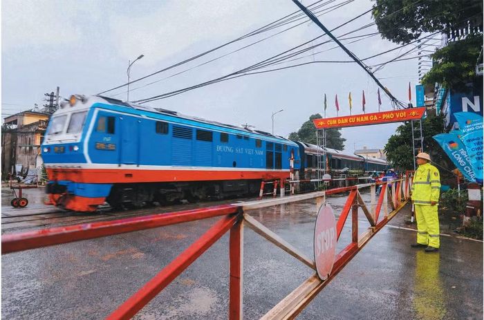 Dù thời tiết khắc nghiệt, từ nút giao đường sắt đến những tuyến đường bộ đông đúc, cán bộ, chiến sĩ Đội Cảnh sát giao thông đường bộ số 8 vẫn bền bỉ bám tuyến, hoàn thành nhiệm vụ được giao