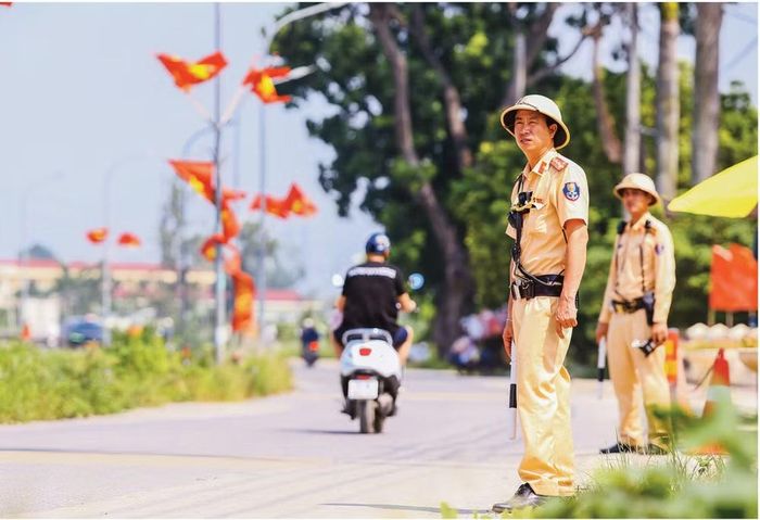 Trên những tuyến đường bộ, các chiến sĩ luôn duy trì nghiêm túc công tác kiểm soát, điều tiết giao thông