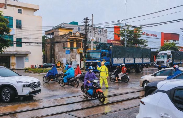 Mưa nắng không ngăn được bước chân các chiến sĩ Cảnh sát giao thông, mỗi ca trực, mỗi cung đường được bảo đảm an toàn là thêm một phần đóng góp thầm lặng cho sự bình yên của Thủ đô