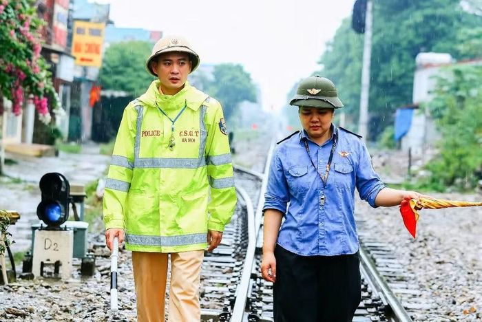 Các chiến sĩ phối hợp chặt chẽ với nhân viên gác chắn đường sắt, tăng cường tuần tra, chủ động phòng ngừa sự cố tại các tuyến đường sắt trọng điểm.