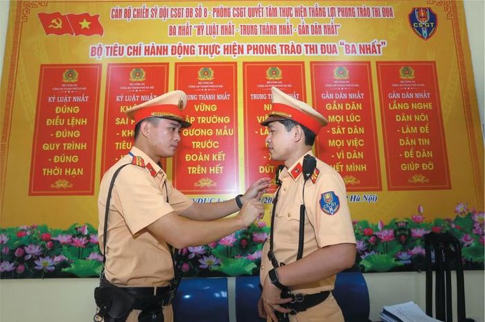 Các chiến sĩ Đội Cảnh sát giao thông đường bộ số 8 chỉnh trang sắc phục, tác phong trước khi thực hiện nhiệm vụ