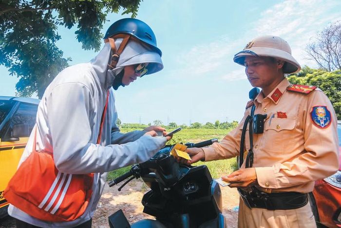 Bên cạnh công tác kiểm tra, phối hợp bảo đảm an toàn tại các nút giao đường sắt, Đội Cảnh sát giao thông đường bộ số 8 liên tục triển khai lực lượng kiểm tra và xử lý nghiêm các hành vi vi phạm trật tự, an toàn giao thông đường bộ trên tuyến địa bàn đảm trách