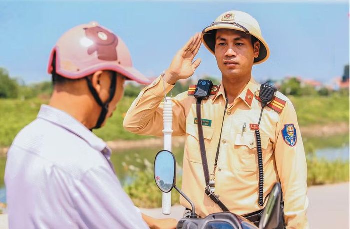 Hình ảnh nghiêm túc, chuẩn mực của người chiến sĩ Công an nhân dân trong quá trình thực hiện nhiệm vụ tạo hình ảnh đẹp, gần gũi với nhân dân