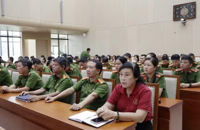 Đợt cao điểm “30 ngày, đêm” là nhiệm vụ chính trị quan trọng, đòi hỏi sự vào cuộc đồng bộ, quyết liệt của cả hệ thống chính trị. Công an phường Hà Đông tiếp tục phát huy vai trò Cơ quan thường trực