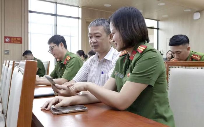 Các chiến sĩ lấy sự thuận tiện, quyền lợi chính đáng và mức độ hài lòng của Nhân dân làm thước đo hiệu quả công tác