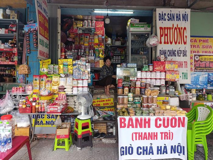 Nhiều quán đặc sản Hà Nội và các tỉnh miền Bắc trên đường Chu Mạnh Trinh, phường Sài Gòn (TPHCM). Ảnh: T.Luân.