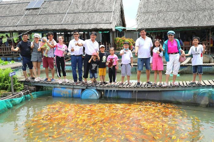 Du khách tham quan điểm du lịch sinh thái Cồn Sơn (Cần Thơ). Ảnh Tư liệu