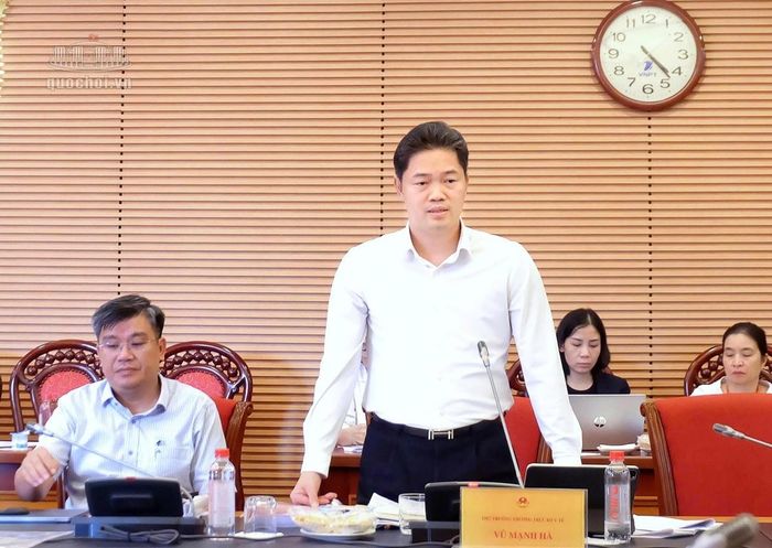 Thứ trưởng Thường trực Bộ Y tế Vũ Mạnh Hà khẳng định Ban soạn thảo Luật PCTHTL (sửa đổi) sẽ nghiêm túc tiếp thu tối đa ý kiến của Thường trực Ủy ban tại phiên họp ngày 11/9. (Ảnh: Quốc hội).