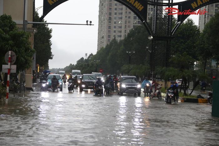 Nhiều phương tiện phải giảm tốc độ, tìm cách di chuyển qua những đoạn nước nông hơn. Một số người điều khiển xe máy phải dắt xe khi phương tiện không thể tiếp tục hoạt động.