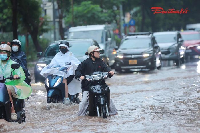Ghi nhận sáng 17/9 tại phố Thái Hà, có đoạn nước ngập sâu, phủ kín mặt đường. Hàng loạt phương tiện phải giảm tốc độ, di chuyển khó khăn qua khu vực ngập.