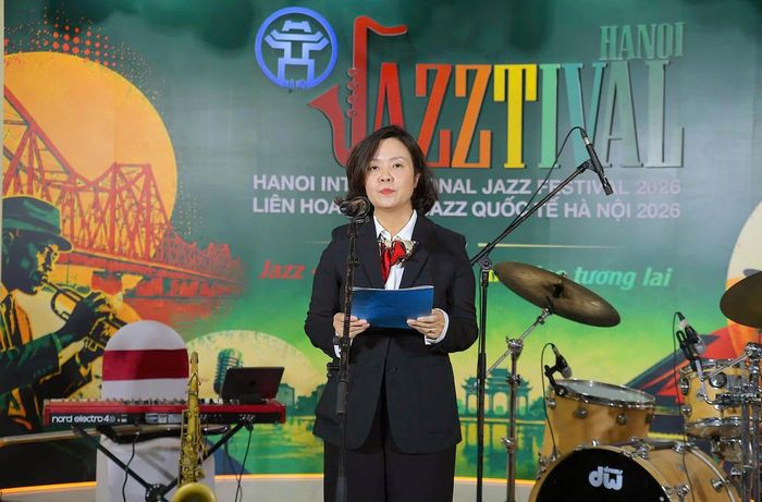 Bà Lê Thị Ánh Mai - Phó Giám đốc Sở Văn hóa, Thể thao và Du lịch Hà Nội tuyên bố khai mạc triển lãm “Jazz & Phố – Giao thoa không biên giới”.