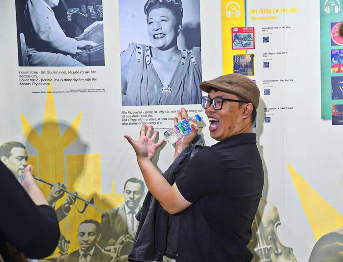 Khán giả khám phá lịch sử Jazz qua những tư liệu và hình ảnh được trưng bày tại triển lãm.