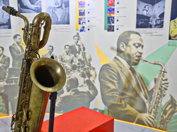 Các loại nhạc cụ gắn với Jazz trở thành điểm nhấn, giúp người xem tiếp cận dòng nhạc qua những hiện vật trực quan.