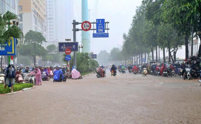 Ngập úng trên tuyến đường Tố Hữu sáng 17/9. Ảnh: Nguyễn Trường