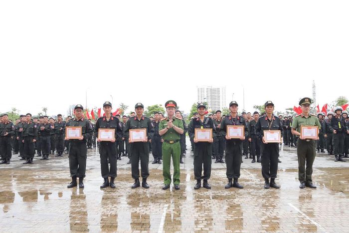 Đại tá Thân Văn Duy trao tặng giấy khen của đồng chí Giám đốc Công an tỉnh Bắc Ninh cho tập thể, cá nhân có thành tích xuất sắc trong tổ chức huấn luyện Trung đoàn CSCĐ dự bị chiến đấu năm 2026. Ảnh LD.