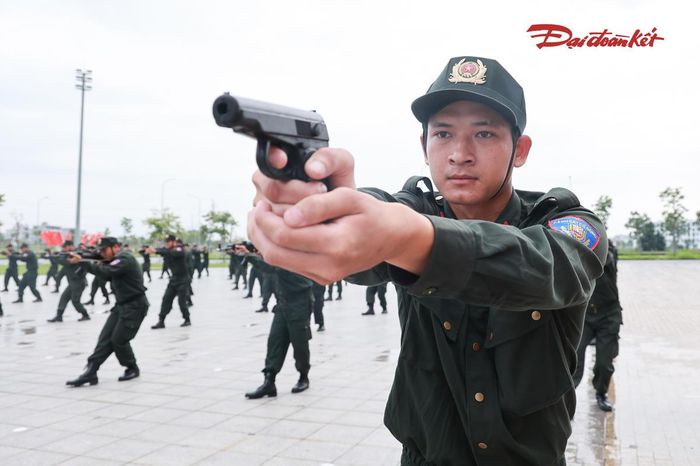 Các nội dung huấn luyện tập trung vào sử dụng công cụ hỗ trợ và bắn súng quân dụng; kỹ thuật, chiến thuật võ thuật Công an nhân dân; kỹ thuật chiến đấu cơ bản; chiến thuật chiến đấu và các bài tập rèn luyện, nâng cao thể lực. Ảnh: Quang Vinh.