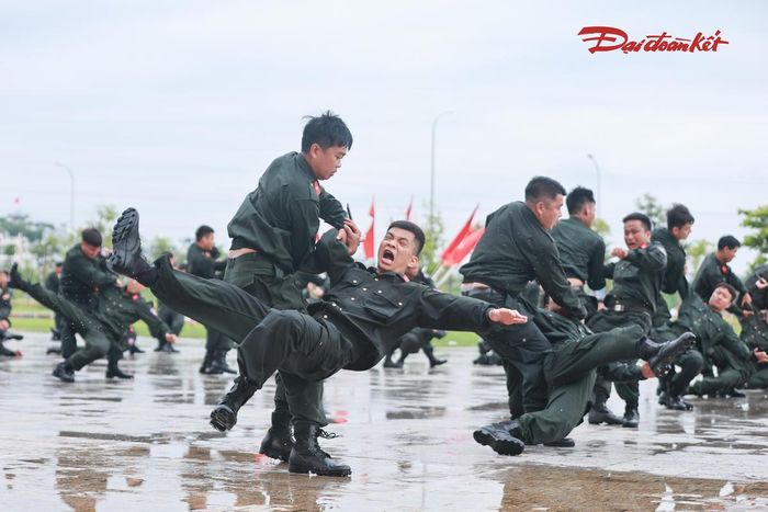 Những thế võ trấn áp tội phạm được các chiến sĩ tập luyện thường xuyên. Ảnh: Quang Vinh.